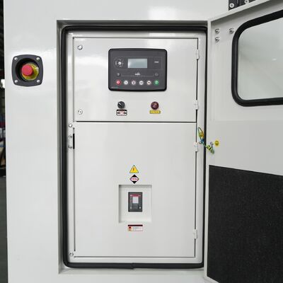 550kW 688KVA Wassergekühlter Super Diesel Stummgenerator 50/60HZ Ein-/Dreiphasige tragbare Generatoren DCEC Cummin